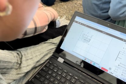 Una alumna, fent servir la maquinària facilitada per prototipar el seu projecte.