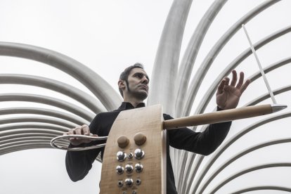 El músic Javier Díez amb l’instrument musical anomenat theremin.
