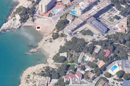 Bandera vermella a la Cala Font (Salou) per mala qualitat de l'aigua.