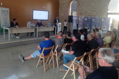 Una trentena de persones van participar a la sessió informativa.