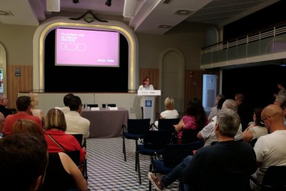 La consellera Paneque, durant la trobada amb autoritats del Camp de Tarragona per presentar el pla de Barris i Viles de Catalunya