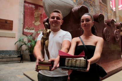 El gerent i treballadora de l'empresa Pirotècnica Valenciana mostren el trofeu Venus Ciutat de Tarragona i Premi Especial Festa Major de Granollers-Trofeu Blancs i Blaus