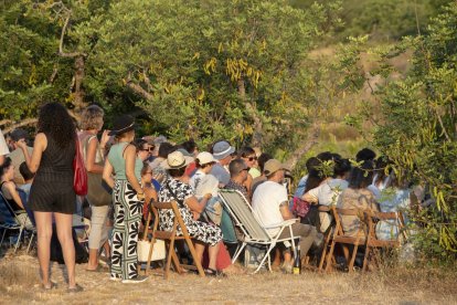Actuación entre viñas dentro del festival Cantaperdius.