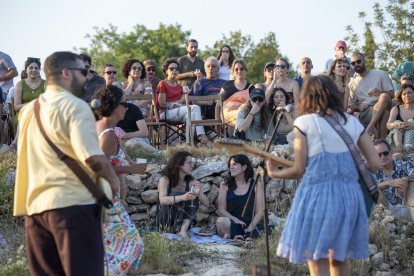 Actuación entre viñas dentro del festival Cantaperdius.
