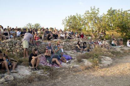 Actuación entre viñas dentro del festival Cantaperdius.