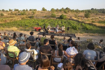 Actuación entre viñas dentro del festival Cantaperdius.