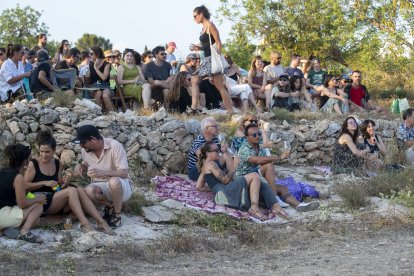 Actuación entre viñas dentro del festival Cantaperdius.
