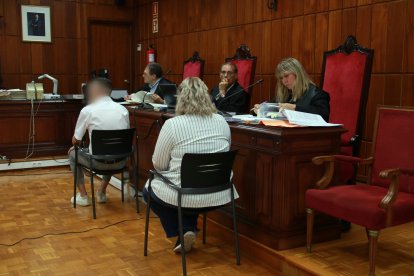 Els pares del menor a l'inici del judici a l'Audiència de Tarragona.