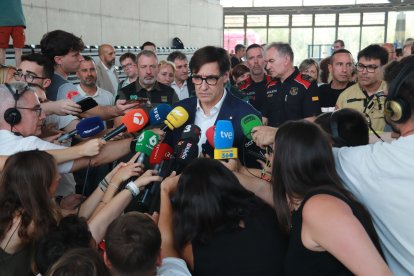 El president de la Generalitat, Salvador Illa, durant una atenció als mitjans de comunicació al centre de comandament de l'incendi a Tortosa