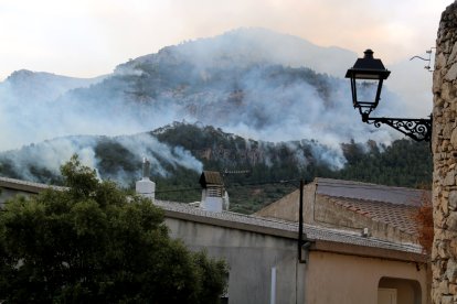 La serra cremant darrere les cases de Paüls.