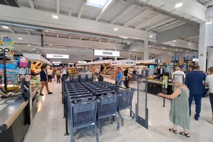 Interior del Family Cash en su día de inauguración.
