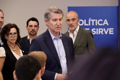 El líder del PP, Alberto Núñez Feijóo, arriba a la roda de premsa a Barcelona aquest divendres