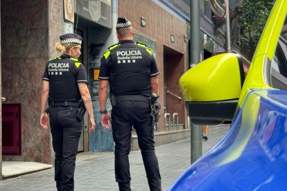 Els agents que van identificar la persona al carrer Pere Martell