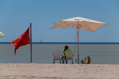 Platja amb el bany prohibit senyalitzada amb bandera vermella