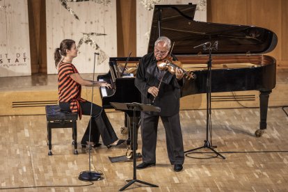 El violinista Jaime Laredo i la pianista Anna Polonsky, interpretant la Sonata K.305 de Mozart a l’Auditori Pau Casals.