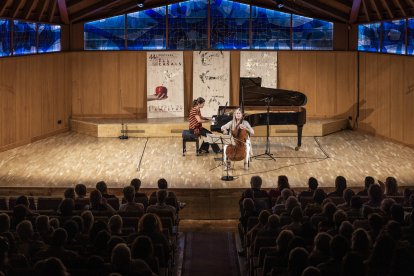 La violoncel·lista Sharon Robinson i la pianista Anna Polonsky, durant la interpretació de les 'Fantasiestücke' op.73 de Schumann a l’Auditori Pau Casals.