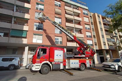 Els Bombers actuant a l'edifici afectat