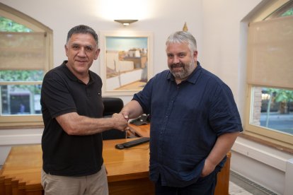 Fotografia de Joan Josep Garcia, president de Secomsa, i Ernest Roigé, president del Consell Comarcal del Baix Camp, que intercanviaran els càrrecs a mig mandat