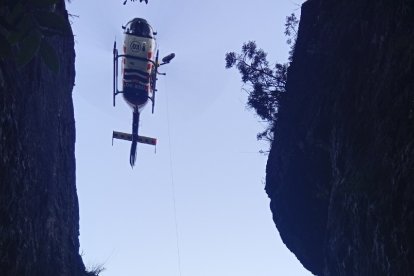 Un instant del rescat de l'escaladora a Rojals.