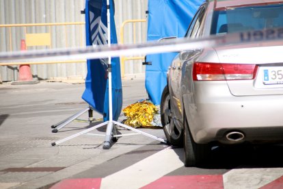 La persona morta en una baralla al carrer Amargura de Reus, abans que es fes l'aixecament del cadàver.