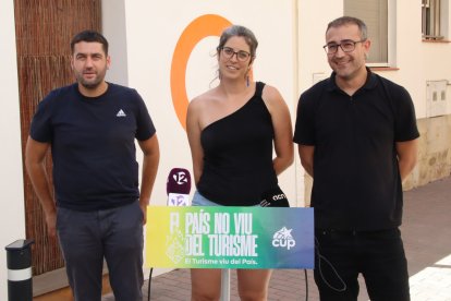 D'esquerra a dreta, Bernat Lavaquiol, membre del secretariat nacional de la CUP; Gemma Vendrell, membre de la CUP de Tarragona; i Toni Sacristán, regidor de la CUP de Torredembarra.
