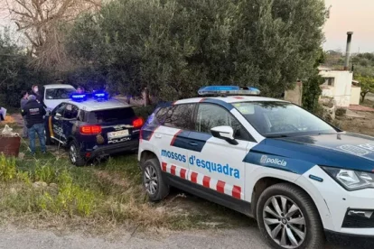 Vehicles policials a la finca on es van trobar les restes òssies.