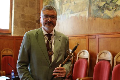 Marc Vinya sostenint la vara d’alcalde de Montblanc durant la seva investidura.