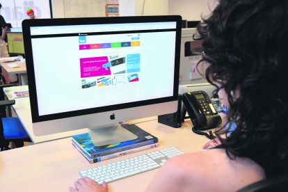 Imatge d’arxiu d’una usuària utilitzant els serveis de Tinet.