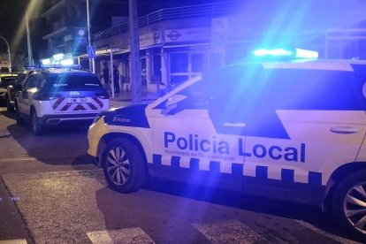 Un instant del dispositiu en un bar del carrer Tarragona de Torredembarra.