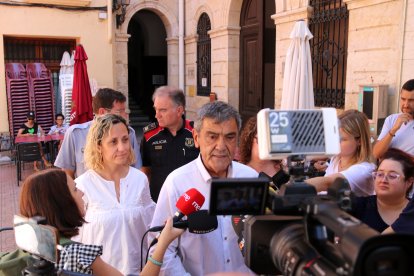 Responsables del Gobierno en el Ebro y de los cuerpos de emergencias delante del Ayuntamiento de Xerta, al lado del alcalde Roger Aviñó a la derecha de la imagen.