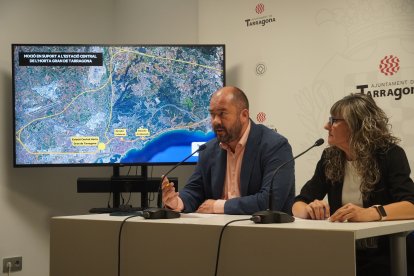Xavi Puig i Mary López presentant les mocions d'ERC.