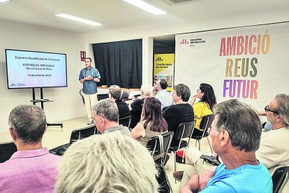 Un instant de l’assemblea, amb Enric Fogàs, que va ser ratificat com a president local.