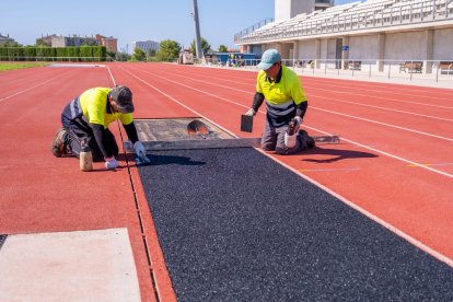 Operaris posant a punt l'estadi Natalia Rodríguez.