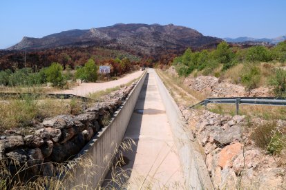 Canal Xerta-Sénia vacío delante de Roca Roja, quemada