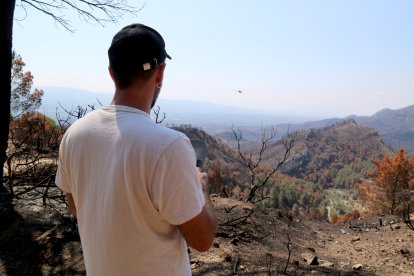 El fotógrafo Jordi Borràs tomando imágenes en dron del incendio forestal desde Paüls