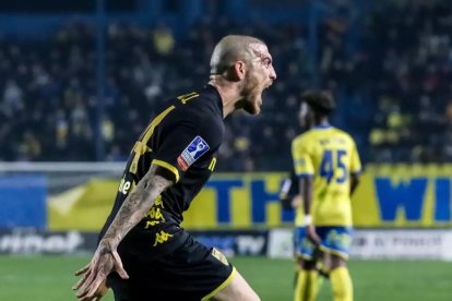 Fran Vèlez celebrant un gol a la Superlliga Grega amb l'Aris de Salònica.