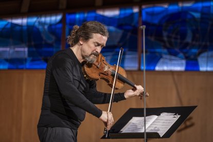 Amb un so nítid i ple de matisos, el violinista alemany va desplegar tot el seu llenguatge musical en un recital en solitari que va captivar el públic del Vendrell.