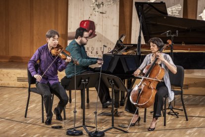 Amb una entesa musical exquisida i una intensitat apassionada, el trio format per Fu, Fernández i Wise va captivar el públic amb una interpretació d’alta volada.