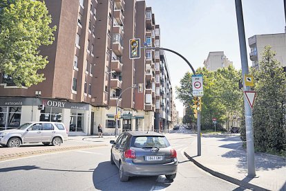 Fotografia d’arxiu d’un vehicle accedint a l’espai que estarà restringit per la Zona de Baixes Emissions.