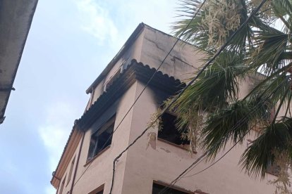 L'edifici ocupat afectat per l'incendi es troba precintat.