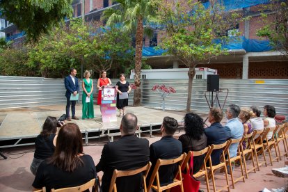 L’alcaldessa, Sandra Guaita, i els regidors Rubio, Llauradó i Flores, revisant el compliment del PAM, amb els companys de govern municipal escoltant-los.