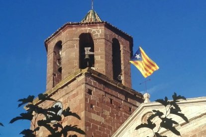 L’estelada hissada al campanar abans de la seva retirada.