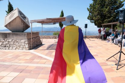 Un assistent a l'acte de commemoració de l'inici de la Batalla de l'Ebre, amb la bandera republicana.