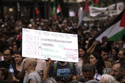 Cartell reivindicatiu que recorda les víctimes infantils de la guerra de Gaza.
