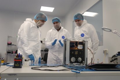 El conseller de Presidència, Albert Dalmau, amb el fundador d'Open Cosmos, Rafael Jordà, davant del nanosatèl·lt 6gStarLab