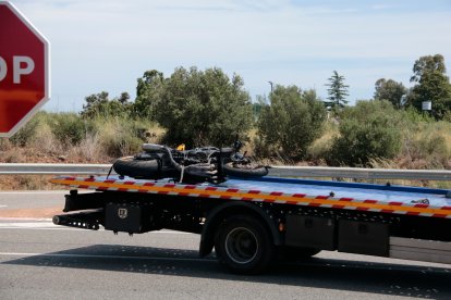 La grua s'endú la moto implicada en un accident mortal a Montbrió del Camp
