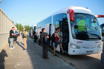 Diversos passatgers agafant els autobusos per continuar el trajecte des de l'estació de tren de Cunit.