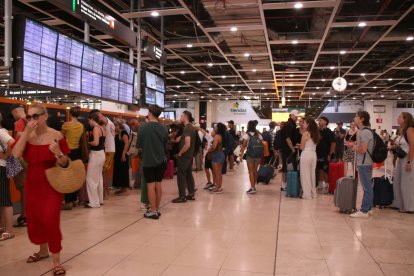 Imatge d'arxiu de gent acumulada a l'estació de Sants.