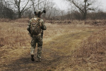 Imatge d'arxiu d'un militar en un camí.