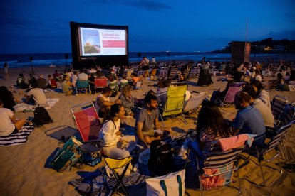 Imatge de la platja de l’Arrabassada abans de que comencés la sessió de cinema.